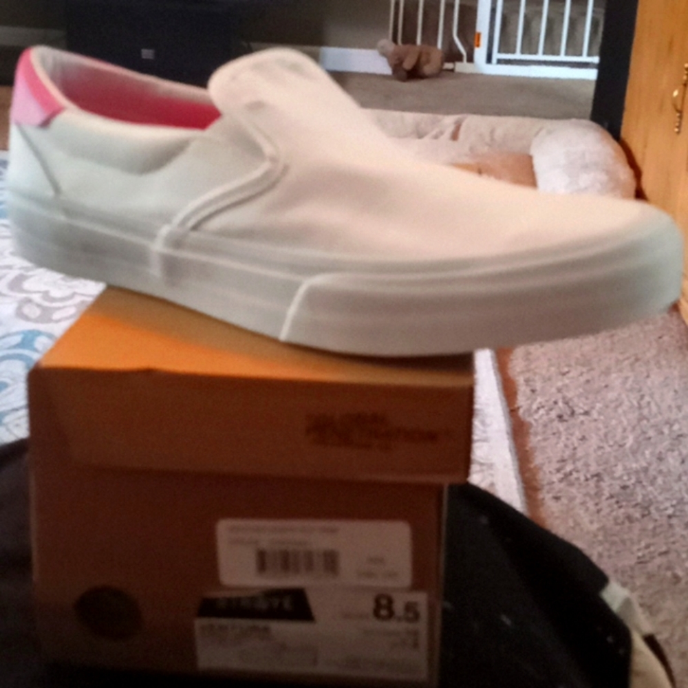 The Straye size 8.5 mens White Ventura vans Slipon